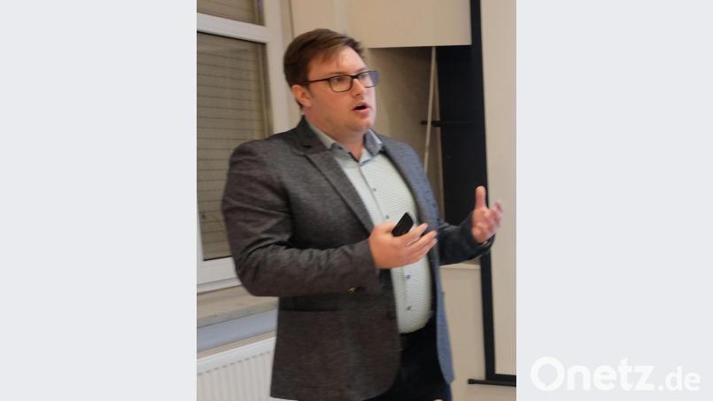 Christian Karl ist seit 1. Juni 2020 hauptamtlicher Manager der Integrierten Ländlichen Entwicklung „Brückenland Bayern-Böhmen“. Der Referent stellte das städtebauliche Entwicklungskonzept im Gemeinderat Schwarzach bei Nabburg vor. Bild: ohr