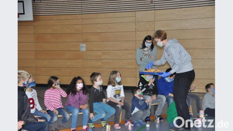 Michaela Sauer verteilte Martinshörnchen an die Kinder. Bild: ak