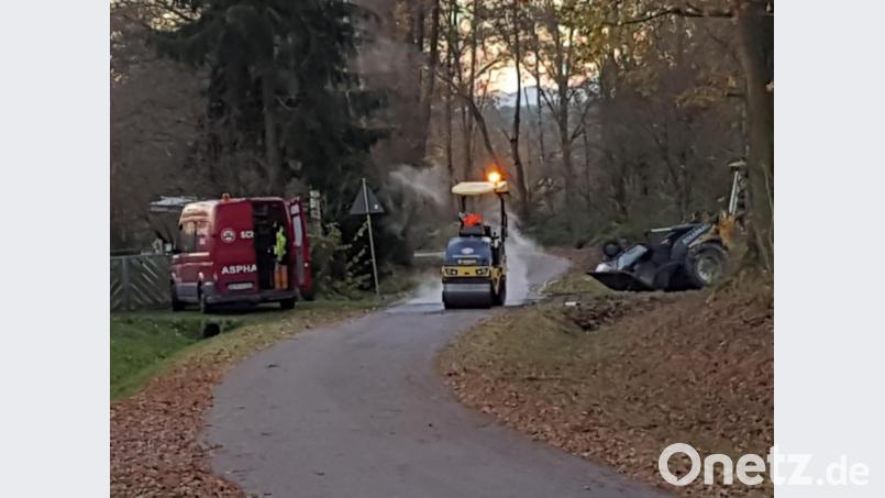 Behoben wurde auch die Schadstelle von "Zur Trad" in Richtung Flur, der Asphalt hatte sich hier aufgelöst. Bild: hme