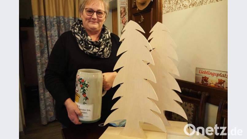 Der Adventsmarkt im Schwarzhofener Marktladen entfällt wegen Corona. Marktleiterin Claudia Bauer will trotzdem zu &quot;Sternstunden&quot; beitragen: mit einem Euro pro verkaufter Flasche Glühwein und dem Bierkrug, in dem Kunden das ganze Jahr über Centbeträge beigesteuert haben. Bild: bl