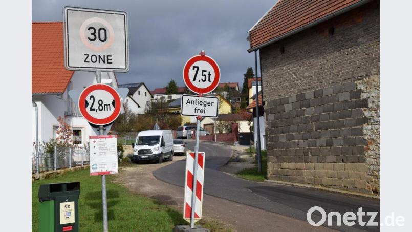 Einem Nadelöhr gleicht die Engstelle in der unteren Bergstraße in Ebermannsdorf. Die Mitglieder des Gemeinderat appellieren an die Parkmoral, bevor neue Schilder aufgestellt werden. Bild: bö