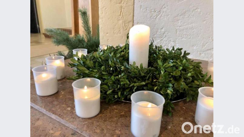 Am Ewigkeitssonntag wird Pfarrer Stefan Fischer für die evangelische Kirchengemeinde in der Gustav-Adolf-Gedächtnis-Kirche den Gottesdienst zum Gedenken an die Verstorbenen dieses Jahres besonders gestalten. Für die geladenen Angehörigen werden auch Kerzen zum Mitnehmen bereit gestellt, die sie der Osterkerze entzünden können. Bild: ads