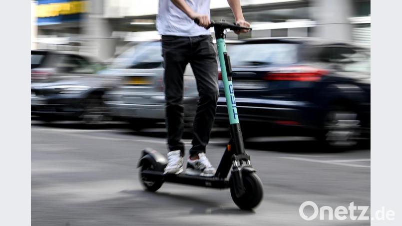 Bisher haben Elektrokleinstfahrzeuge wie dieser E-Scooter in der Fußgängerzone nichts zu suchen. Das ändert sich jetzt. Bild: Britta Pedersen