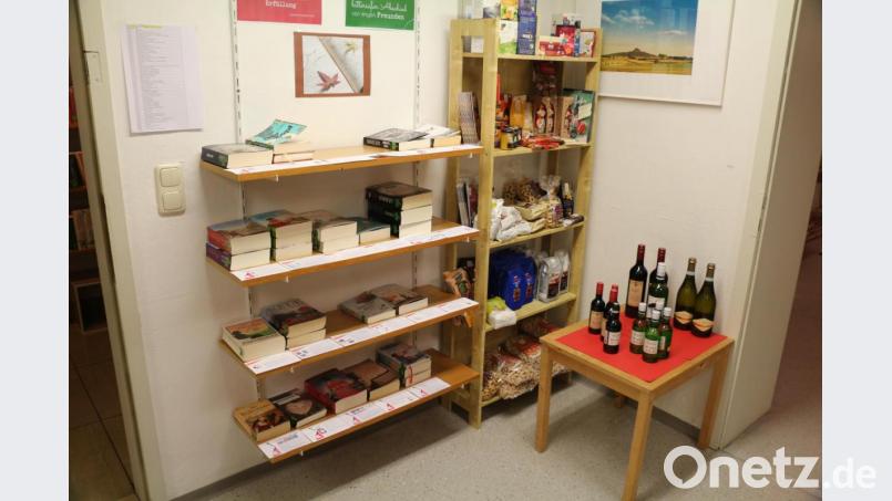 Die Reihen der beschriebenen Bücher haben sich gelichtet. Die Aktion &quot;Weinleseabend to go&quot; nehmen die Leser gut an. Bild: rpp