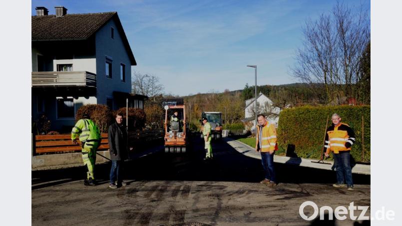 Bürgermeister Rainer Rewitzer, Bauamtsleiter Uli Rupprecht und Dietmar Hammerl (vorne, von links) überzeugten sich vom nahtlosen Übergang der Zottbach- in die Forststraße. Bild: bey