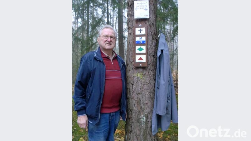 Nach gut 20 Jahren als Betreuer und Markierer des Main-Donau-Weges im Abschnitt Rödlas bis Trichenricht hat Ewald Großmann seinen Arbeitsmantel an den Nagel gehängt. Bild: sh