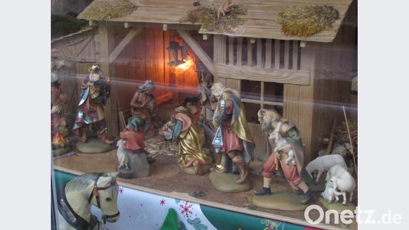 Diese Krippe ist in der Jahnstraße im Antiquitätengeschäft Rothballer zu sehen. Glanzpunkt der mehr als zehn dort zu sehenden Krippen ist sicherlich eine Darstellung der Geburt Christi aus den Jahren vor 1900. Bild: is