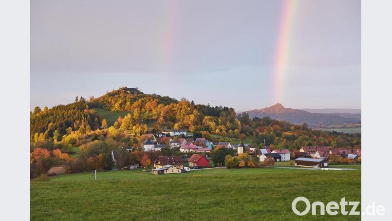 Das Titelbild, das der Herausgeber für den 28. Band ausgewählt hat, gewährt einen Blick ins Kemnather Land. Bild: Martin Schmid/exb