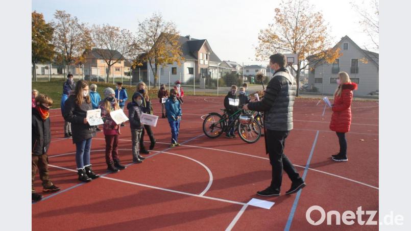 HSU-Lehrerin Dagmar Härtl, Dekan Michael Hoch (von rechts) und Rektorin Heidi Neidl (hinten) freuen sich mit den Kindern über die Fahrradsegnung. Bild: Gerlinde Werner/exb