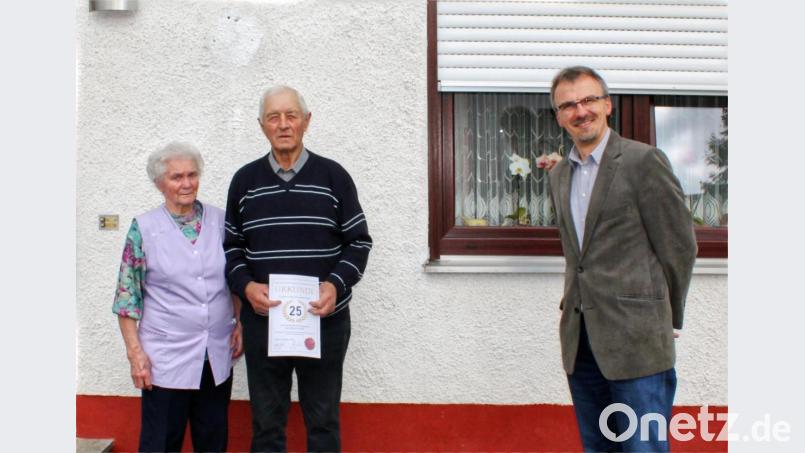 Mattias Stock (mitte) mit Ehefrau Maria und Pfarrer Martin Besold (rechts) Bild: njn