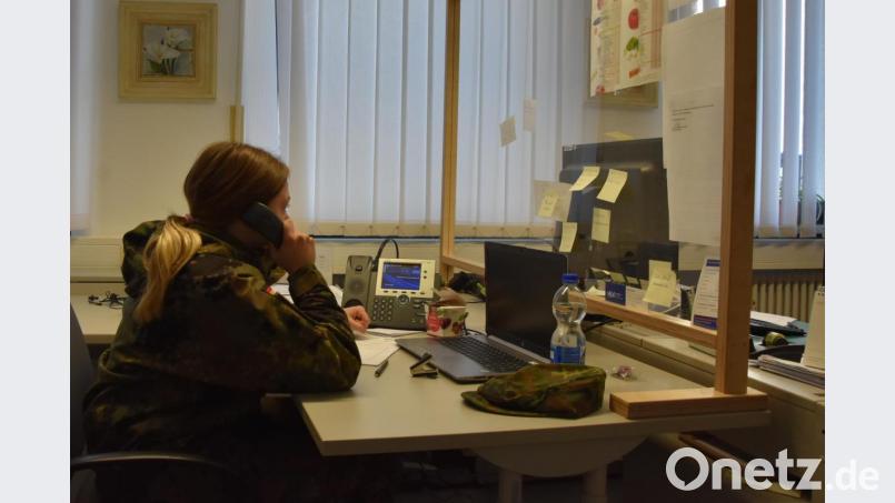 Der Dienst am Telefon: Die Soldaten informieren, befragen und versuchen, Kontakte nachzuvollziehen. Bild: Mario Hönig