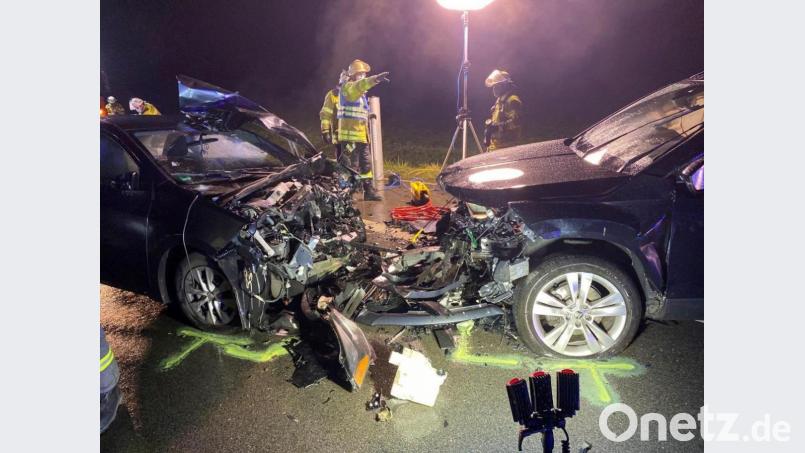 Unfall auf der AS 30 zwischen Raigering und Immenstetten: Zwei Autos stoßen frontal ineinander. Ein Kind (8) wurde schwer verletzt. Bild: Polizeiinspektion Amberg