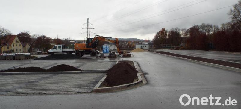 Die Arbeiten am Parkplatz an Hallenbad und Schule sind weit im Verzug. Dochim Dezember soll die Baustelle laut Bürgermeister 
 freigegeben werden. Bild: e