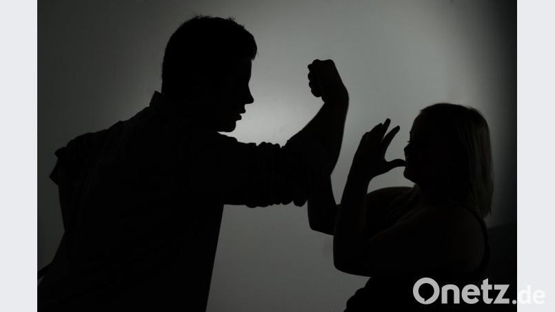 Ein Mann droht einer Frau mit der Faust. Dabei blieb es im Sommer 2019 nicht. Ein 40-Jähriger trat seiner gleichaltrigen Frau sogar gegen den Kopf. Die zeigte ihn an. Symbolbild: Jan-Philipp Strobel/dpa