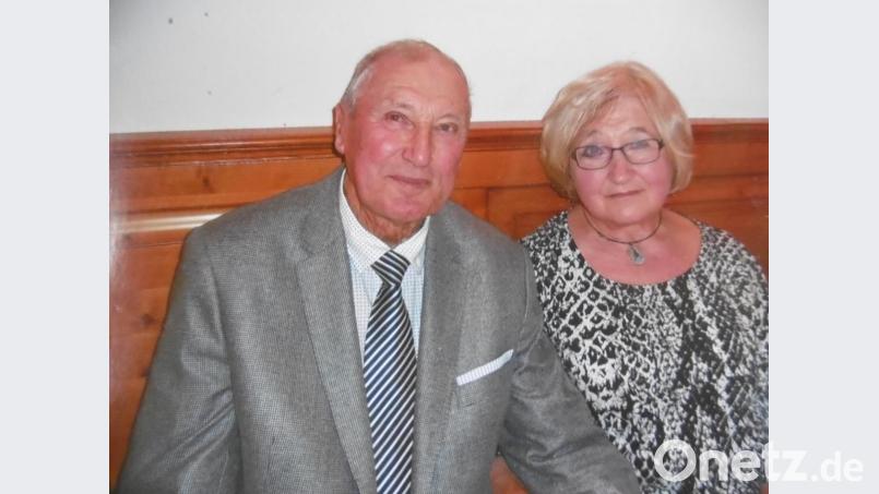 Das Geburtstagskind Josef Lobenhofer und seine Rosa hoffen auf noch viele weitere glückliche Jahre. Bild: mma