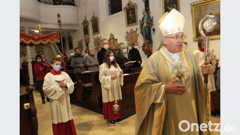 Diözesanbischof Rudolf Voderholzer war beeindruckt von der Schönheit der Barockkirche St. Vitus in Neunaigen, die mit großem Aufwand saniert wurde. Bild: Hirsch