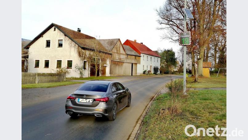 Die Ergebnisse der Tempomessgeräte in Großensterz (Bild), in der Fockenfelder Straße in Pleußen und in der Waldsassener Straße in Mitterteich hat kürzlich die Stadtverwaltung ausgewertet. Bild: lnz
