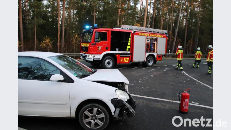 Ein Klassiker in der kalten Jahreszeit: Eine vereiste Brücke wird einem Autofahrer zum Verhängnis. Der Lenker des VW Polo gerät auf der NEW 2 ins Schleudern und kracht in die Leitplanke. Bild: jma