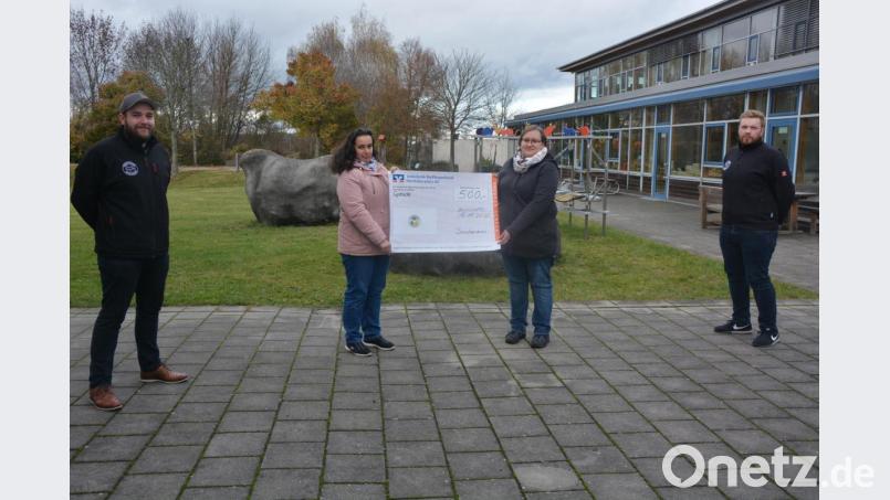 Eine Spende von 500 Euro überreichte der Burschenverein Konnersreuth an die örtliche Krabbelgruppe. Im Bild Burschen-Vorsitzender Max Haberkorn (rechts) und Vorstandsmitglied Joseph Lindner mit den beiden Gruppenleiterinnen Marietta Hofmann (Zweite von rechts) und Andrea Weiß. Bild: jr