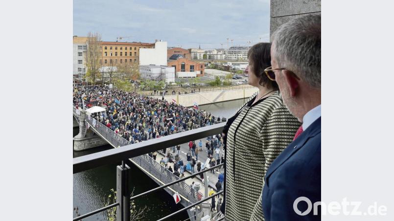 Marianne Schieder und ihr SPD-Kollege Heinz Brunner blicken vom Büro in Berlin aus auf die Demonstranten gegen das Infektionsschutzgesetz. Bild: Ulrike Geißler/Büro Schieder
