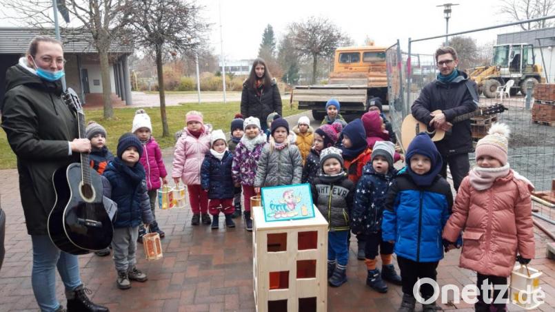 Die Mädchen und Buben aus dem Kinderhaus Tausendfüßler vorm Seniorenheim St. Martin in Waldsassen. Bild: Kinderhaus Waldsassen/exb