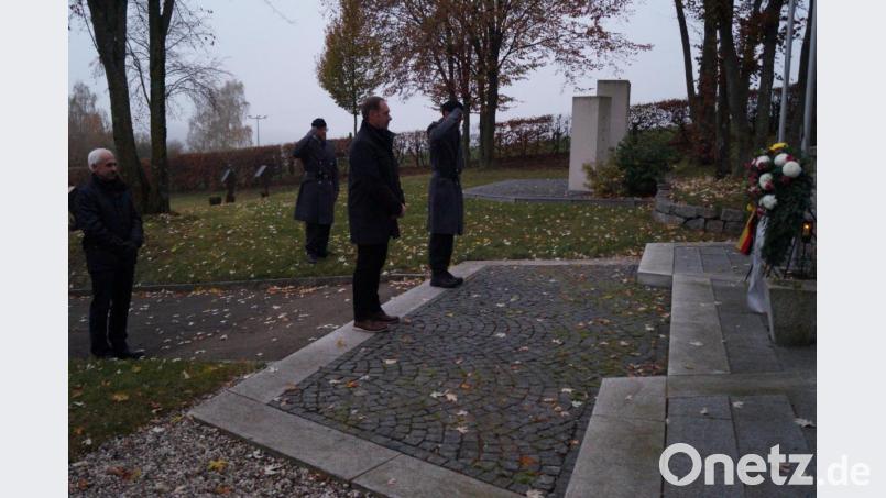Bürgermeister Josef Pretzl und sein Stellvertreter gedenken den Opfern der beiden Weltkriegen zusammen mit Vertretern der Patenkompanie aus Pfreimd Bild: sgs