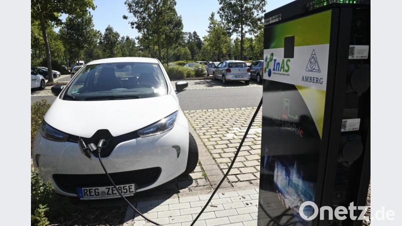 Der Zweckverband Kommunale Verkehrssicherheit bietet seit vergangenem Jahr auch in Amberg E-Car-Sharing an. Zwei Renault Zoe stehen seit kurzem beim Kongresszentrum. Für 35 Cent pro Kilowattstunde kann der Stromer dort geladen und von jedem nach der Anmeldung gemietet werden. Bild: Petra Hartl