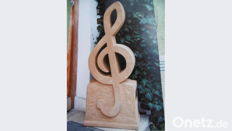 Die drei Chorleiter des Männergesangsvereins beschenkte er mit dem mannshohen Notenschlüssel. Bild: mma