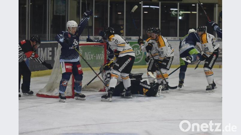 Dennis Palka (Zweiter von links) bejubelt beim 4:2-Sieg gegen den EV Füssen seinen Treffer zum 1:0. Am Wochenende steht für die Blue Devils ein Heimspiel-Doppelpack auf dem Programm: am Freitag gegen die Eisbären Regensburg und am Sonntag gegen den ECDC Memmingen. Bild: gb