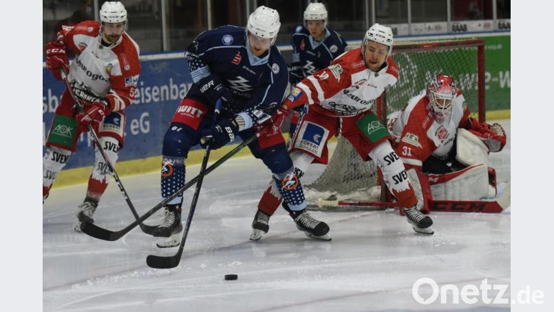 Die Blue Devils verloren am Freitagabend das Oberpfalzderby gegen die Eisbären Regensburg mit 1:4. Marius Schmidt (blaues Trikot) erzielte kurz vor Schluss den Ehrentreffer für die Weidener. Bild: gb