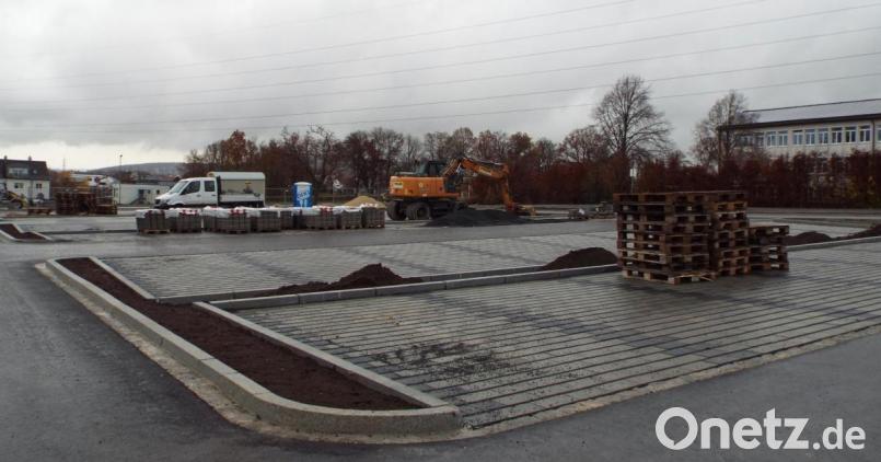 Die Arbeiten am Parkplatz an Hallenbad und Schule sind weit im Verzug. Dochim Dezember soll die Baustelle laut Bürgermeister 
 freigegeben werden. Bild: e