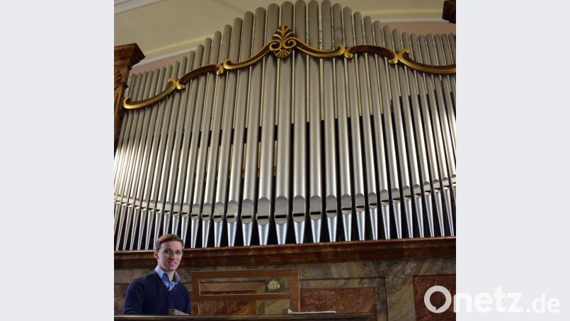 Florian Löw orgelt seit 13 Jahren in der Pfarrei Plößberg. Er kümmert sich als Vorsitzender des Orgelbauvereins gemeinsam mit der Kirchenverwaltung um die Sanierung der über 90 Jahre alten Weise-Orgel. Bild: szl