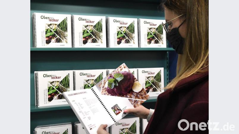 Das Kochbuch &quot;Ober(pfalz)lecker&quot; gibt es unter anderem in allen Geschäftsstellen von Oberpfalz-Medien zu kaufen. Bild: Petra Hartl