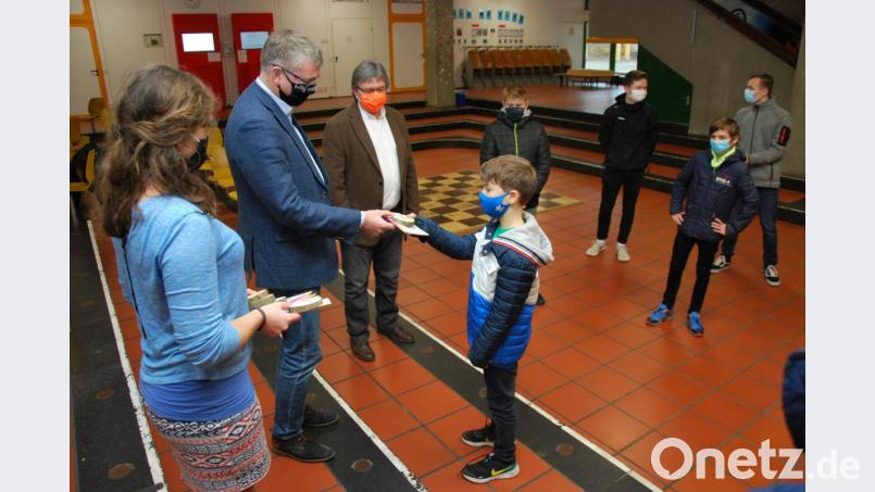Lukas Riedl nimmt von Bürgermeister Franz Badura die Auszeichnung entgegen. Klimaschutzmanagerin Corinna Loewert (links) und Peter Welnhofer (Dritter von links), der Leiter des Gregor-Mendel-Gymnasiums, gratulieren. Bild: gsp