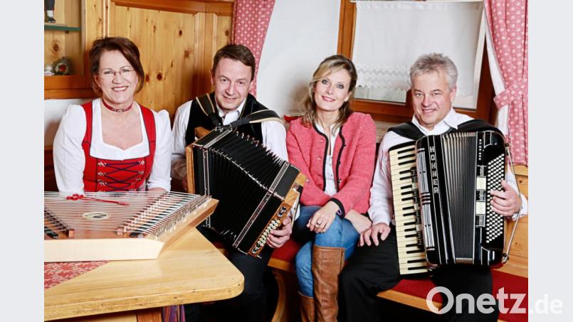 Aus der Zusammenarbeit mit Bianca App (Zweite von rechts) hat sich eine Musikantenfreundschaft entwickelt. Das Bild zeigt die bekannte Künstlerin mit den Grenzgang-Musikanten Cornelia Gurdan und Reiner Artmann sowie Michael Bertelshofer (von links). Bild: Reiner Artmann/exb