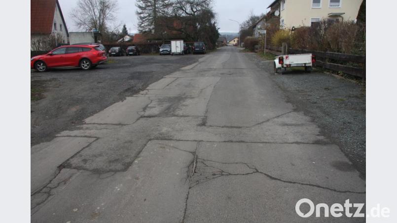 Die Dorfstraße ist ein Flickenteppich. Die Sanierung wird von den Dorfbewohnern seit langem gefordert. Bild: wro