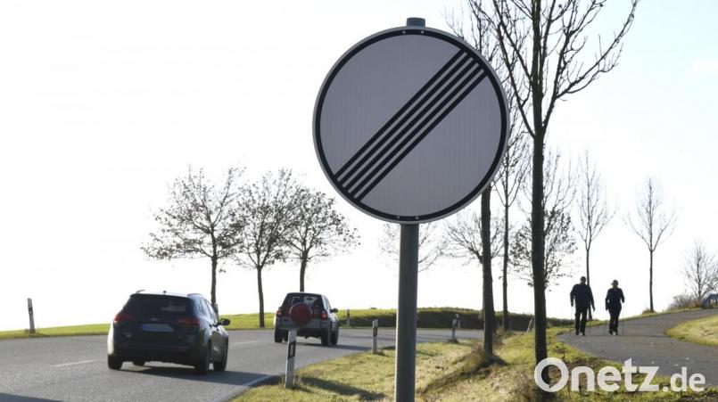 Zwischen dem Bergsteig und Raigering liegen nur etwas mehr als zwei Kilometer. Auf der AM 30 (Bild), die beide Stadtteile verbindet, gelten bisher drei verschiedene Tempolimits. Künftig werden es nur noch zwei sein. Bild: Petra Hartl