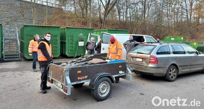 Einen besonderen Dienst verrichtet Bürgermeister Rudolf Teplitzky (Zweiter von links) am Samstag im Oberviechtacher Recyclinghof. Bild: lg