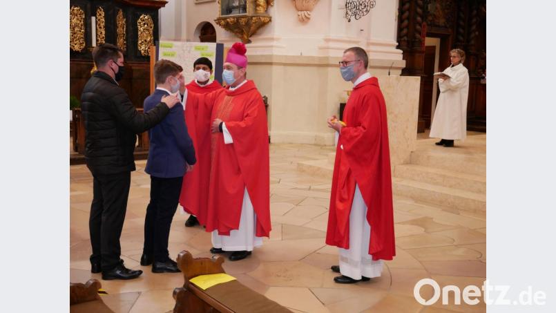 Mit den Worten &quot;Sei besiegelt durch die Gabe Gottes, den Heiligen Geist. Der Friede sei mit dir&quot; spendete Domkapitular Monsignore Dr. Roland Batz den mehr als 60 Firmlingen in der Basilika Waldsassen das Sakrament der Firmung - aufgeteilt auf zwei Gottesdienste. Bild: hmr