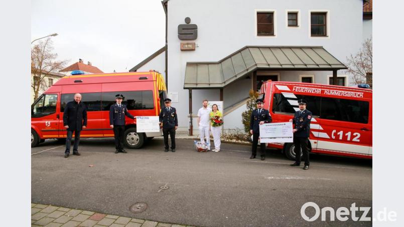 Bürgermeister Roland Strehl, Kommandant Michael Reindl und Vorsitzender Matthias Thau (beide Feuerwehr Haselmühl), die Zahnärzte Ulrich Graf und Dr. Eva Graf-Pirzer sowie Vorsitzender Christopher Richter und Kommandant Alwin Holzner von der Feuerwehr Kümmersbruck (von links) bei der Spendenübergabe. Bild: egl