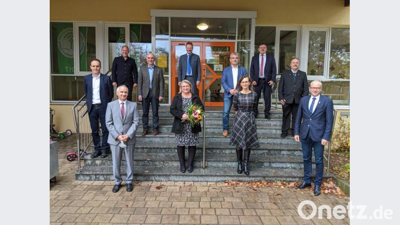 Die AOVE-Bürgermeister und Thomas Gollwitzer, Behördenleiter ALE Oberpfalz (vorne links), verabschieden Waltraud Lobenhofer (mit Strauß) und wünschen Nachfolgerin Katja Stiegler viel Erfolg für die neue Aufgabe. Bild: Dominik Höllerer