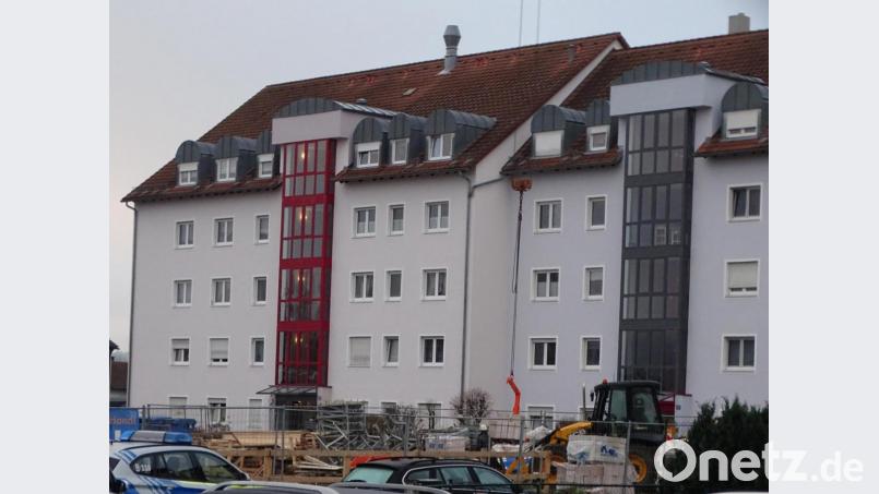 Dieser Wohnblock wurde am Samstagmorgen wegen Gasgeruch in der Tiefgarage evakuiert. Bild: Dobmeier