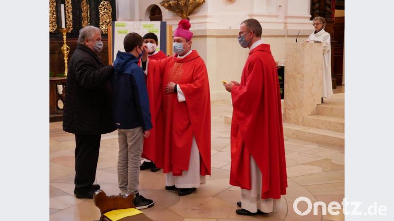 Mit den Worten &quot;Sei besiegelt durch die Gabe Gottes, den Heiligen Geist. Der Friede sei mit dir&quot; spendete Domkapitular Monsignore Dr. Roland Batz den mehr als 60 Firmlingen in der Basilika Waldsassen das Sakrament der Firmung - aufgeteilt auf zwei Gottesdienste. Bild: hmr