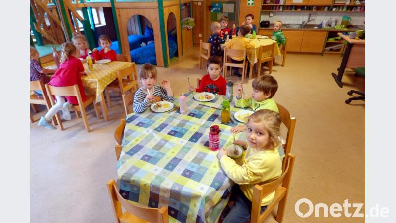 Trotz Corona muss der Alltag weitergehen: Das Mittagessen im städtischen Kindergarten "An der Point". Bild: gac