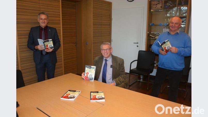 Das Heimatbuch „Rumroth, Tod und Porzelliner“ stellten Schriftleiter Peter Knott (Mitte) und Verleger Eckhard Bodner (rechts) im Beisein von Landrat Roland Grillmeier im Landratsamt vor. Bild: jr