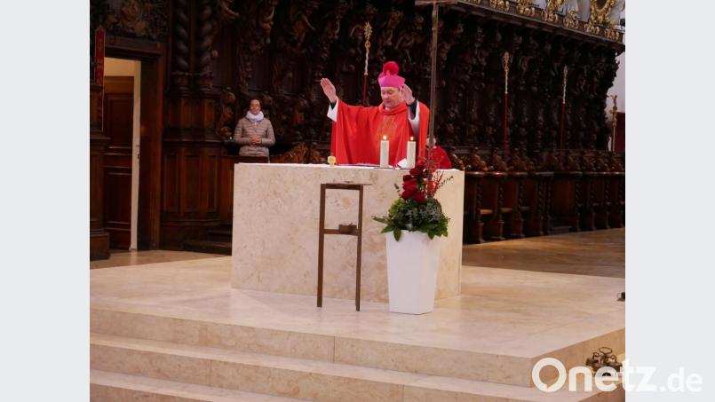Domkapitular Monsignore Dr. Roland Batz spendete den 60 Firmlingen in der Basilika das Sakrament der Firmung und fand in seiner packenden Predigt treffende Worte, die bei den jungen Christen ankamen. Bild: hmr