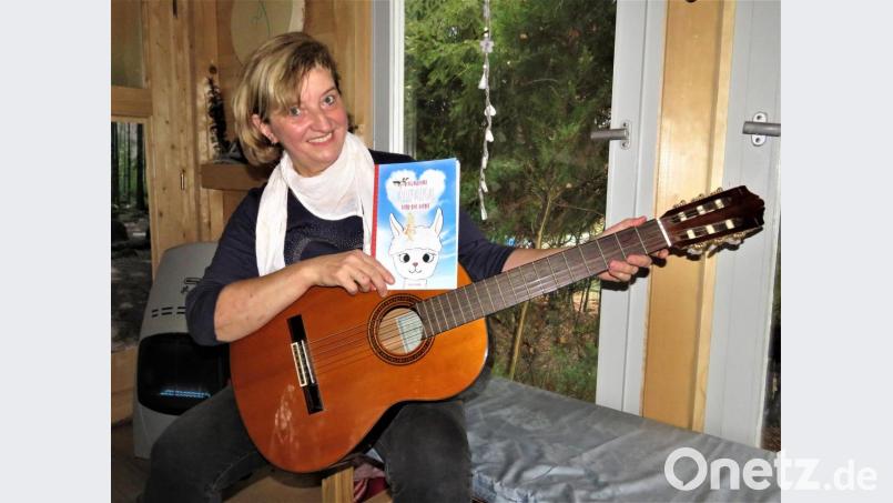 Berta Frank, die erstmals in ihrem Leben ein Buch geschrieben hat, singt auch gern mit den Kindergruppen, die zu ihren Alpakas und Lamas am Elfenteich kommen. Deshalb hat sie in ihrem Erstlingswerk auch ein einfaches Lied integriert, das die Eltern ihren Sprösslingen beim Vorlesen vorsingen können. Bild: ubb