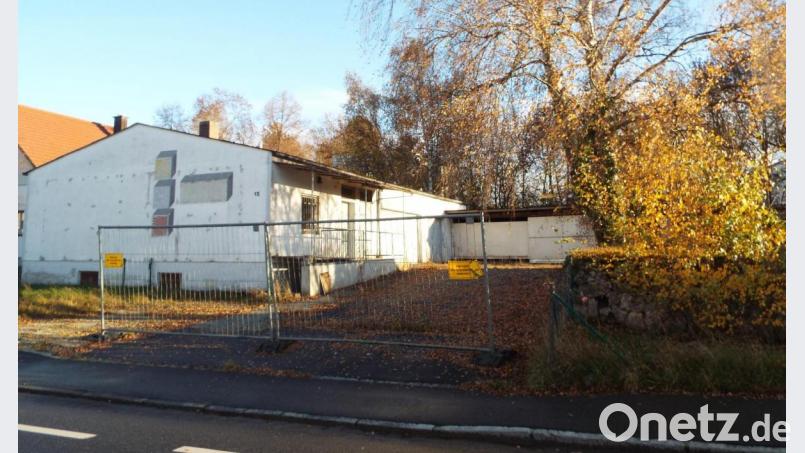 Das ehemalige Betriebsgebäude der Isoliervertriebs-GmbH am Bachweg: An dieser Stelle soll ein Mehrfamilienhaus mit Praxis errichtet werden. Bild: e