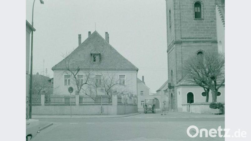 Ganze 5,5 Meter betrug seit 1752 der Abstand zwischen Pfarrhaus und Kirche, nachdem der Kirchturm an das Kirchenlanghaus angebaut worden war. 1743 war der alte Turm, der acht Meter als Kampanile südlich der Kirche stand, eingestürzt. Die Frau des Türmers kam dabei ums Leben. Bild: u