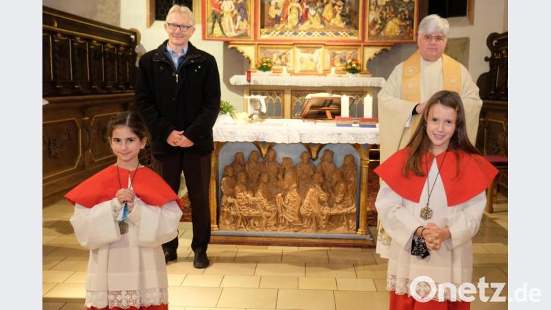 Neu im Ministrantenteam der Pfarrei St. Laurentius sind Miriam Kastl und Eleen Lohner. Stadtpfarrer Thomas Jeschner und Pastoralreferent Alfred Kick heißen sie willkommen. Bild: do